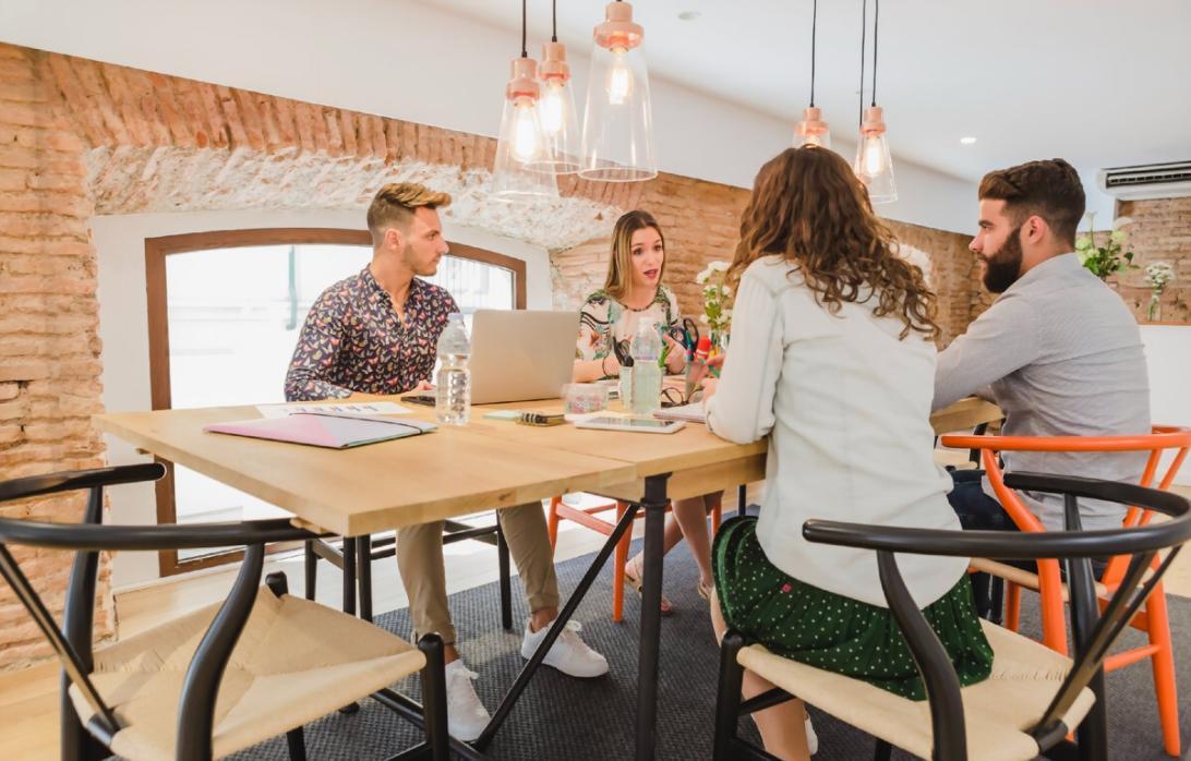 Uczestnik seminarium analizujący wykresy handlowe podczas sesji online